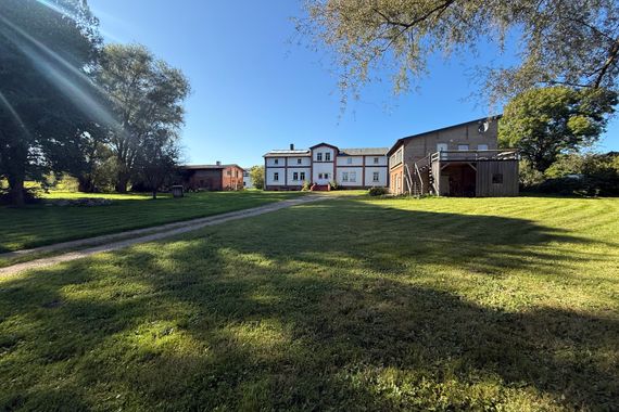 Ehemaliger Dreiseitenhof mit 7 Wohneinheiten an der Ostseeküste