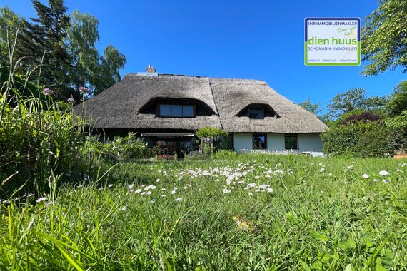 Reetdachhaus mit sehr großem Grundstück