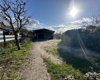 Stellplatz und Carport mit Garage